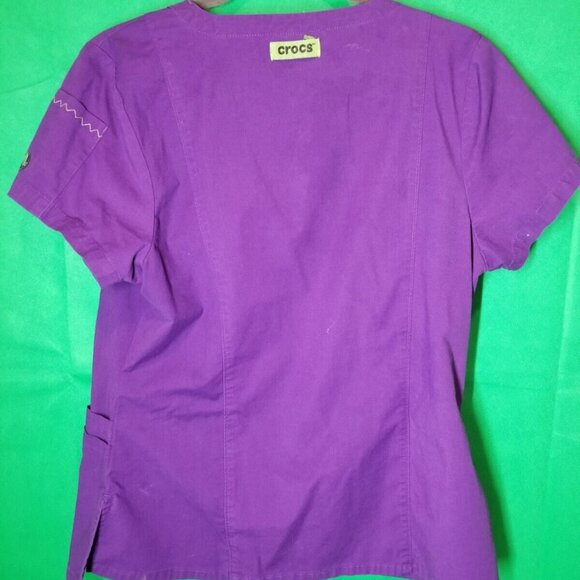 Crocs Size M Medical Apparel Purple Scrub Top Women's Buttons Logo Pockets - Picture 2 of 9